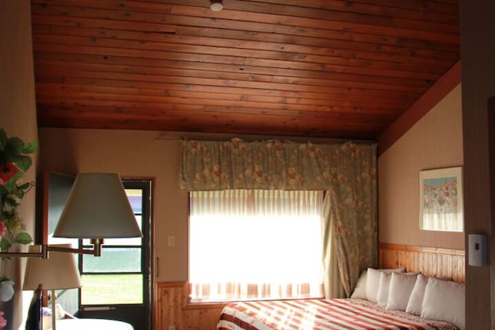 Superior Room 1 King Bed Jetted Tub Pool View Hardwood Floors (7 of 8)