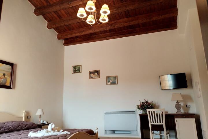 Room 2 of 97