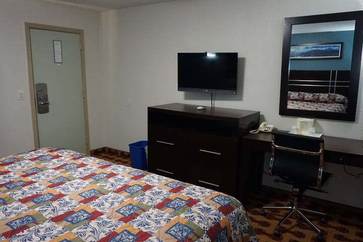 1 King Bed (1 of 14)