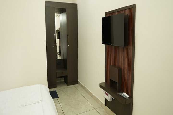 Room 11 of 36