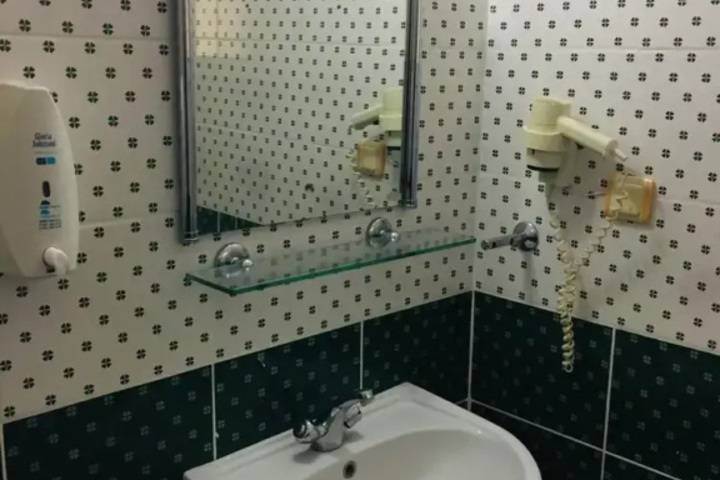 Room 6 of 18