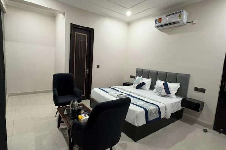 Room 14 of 33