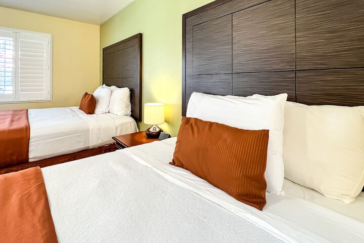 1 Queen Bed (20 of 49)
