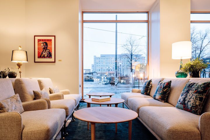 Lounge 107 of 117