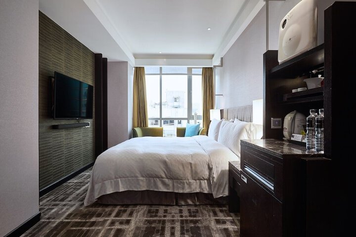 Room 10 of 28