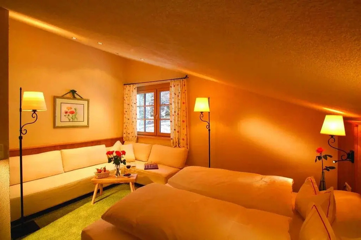 Room 4 of 25