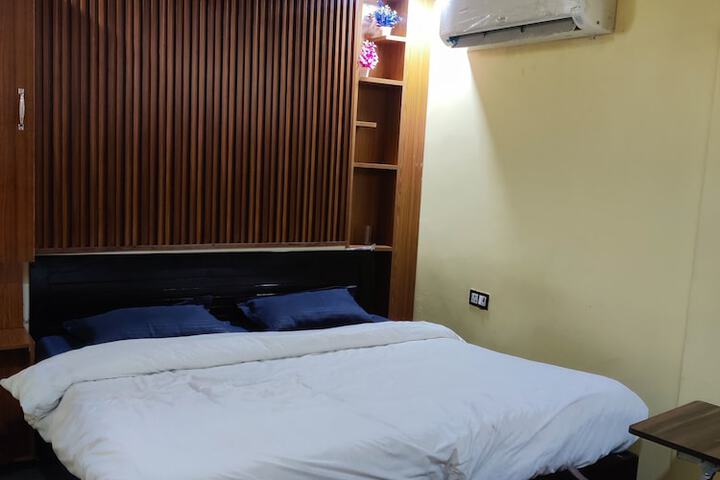 Room 6 of 13