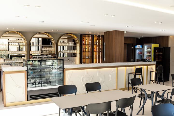Lounge 105 of 114
