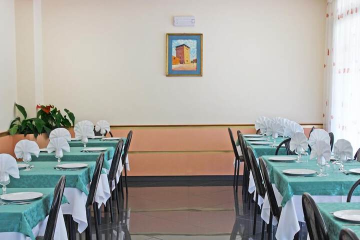 Dining 10 of 27