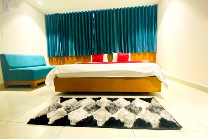 Room 5 of 11