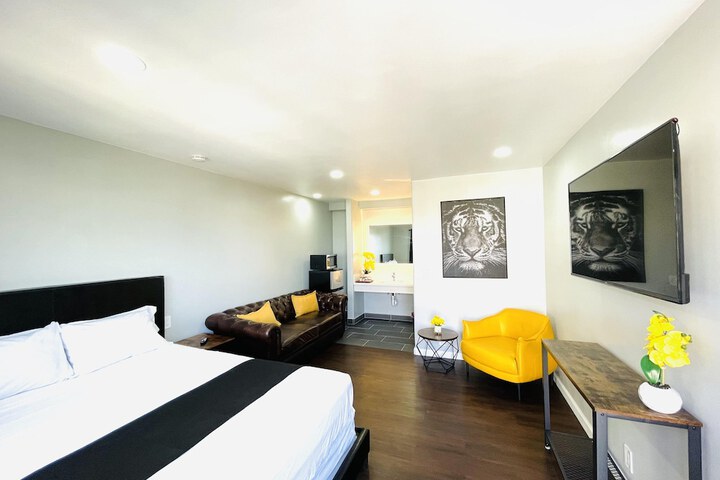 1 Queen Bed (45 of 49)