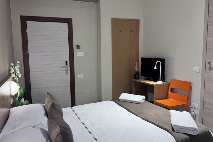 Room 7 of 33