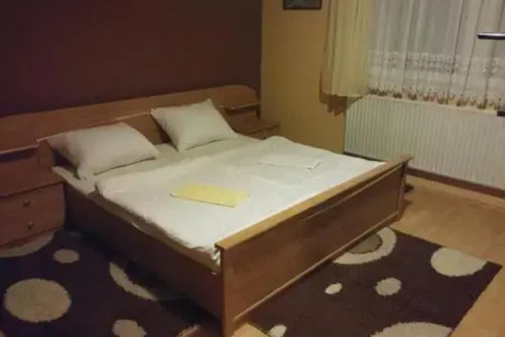 Room 6 of 12