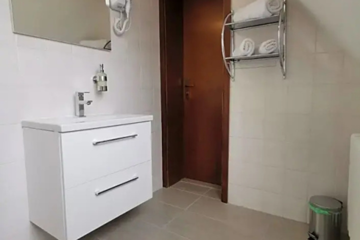 Room 4 of 9