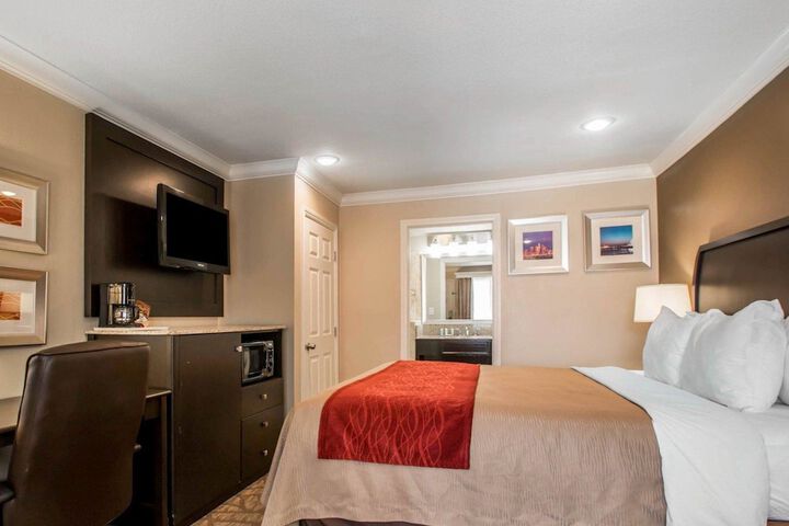 1 King Bed (2 of 12)