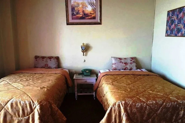 Room 5 of 9