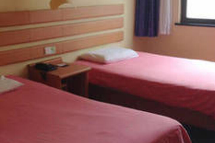 Room 13 of 28