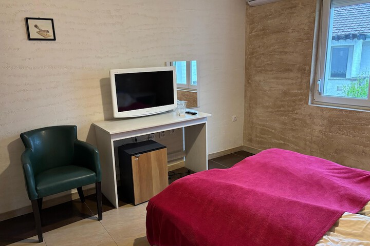 Room 7 of 19
