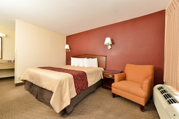 Deluxe King Bed (3 of 7)