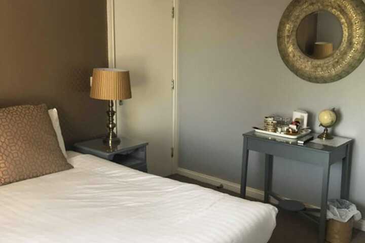 Room 9 of 18