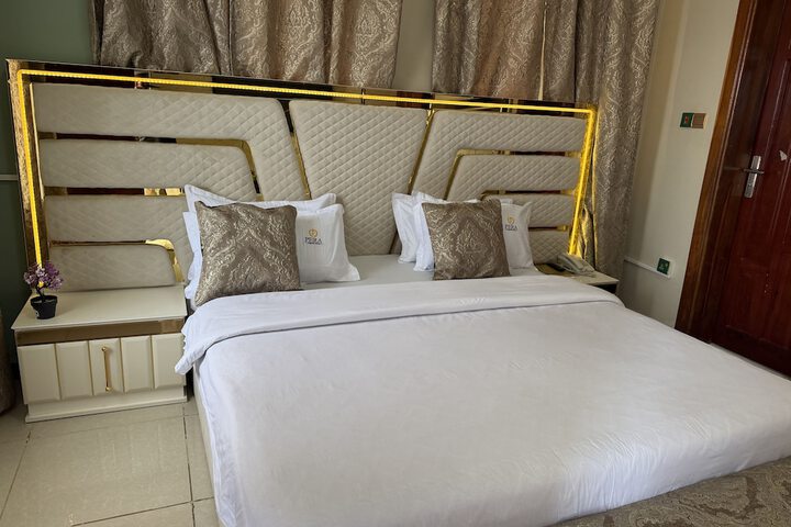 Room 2 of 10
