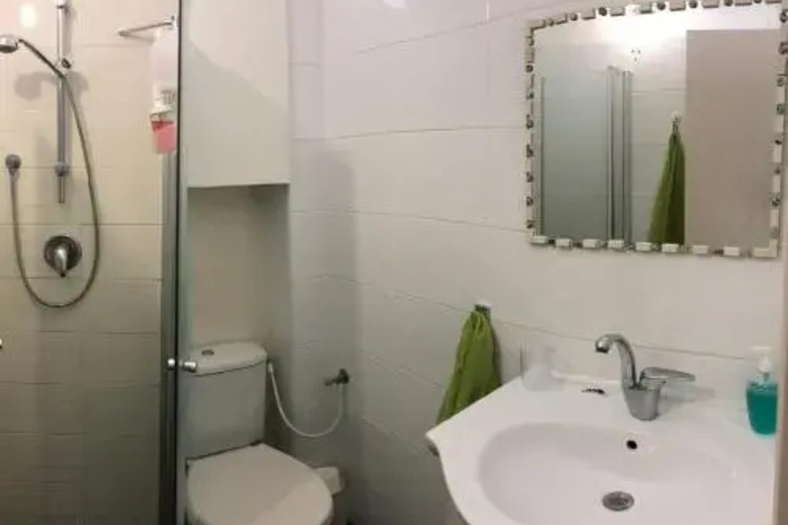 Room 7 of 12