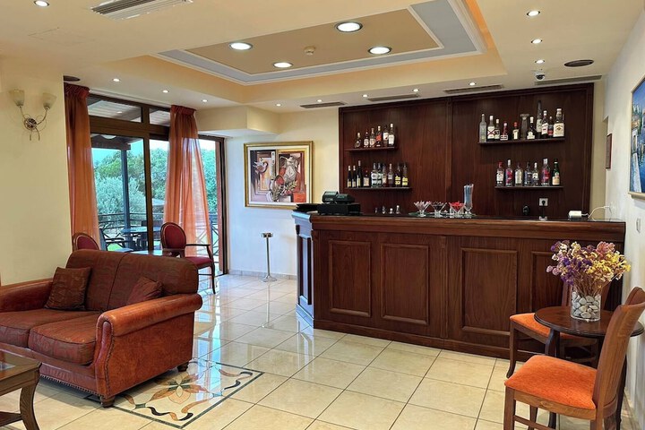 Lounge 27 of 44