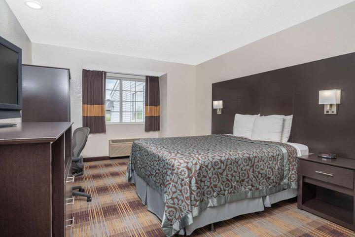 1 Queen Bed Mobility Accessible (13 of 19)