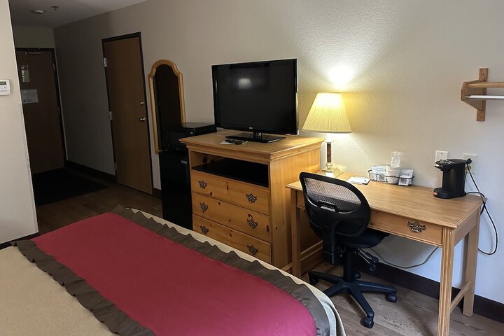 1 Queen Bed Mobility Accessible (5 of 10)