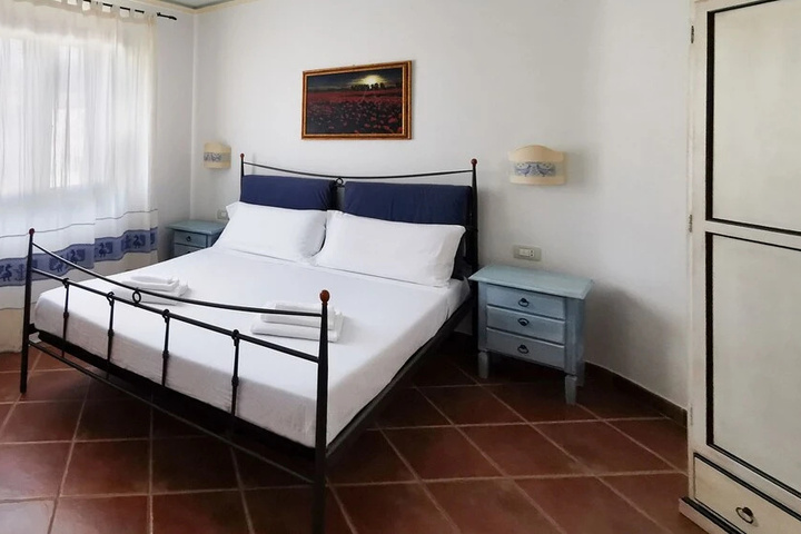 Room 5 of 12