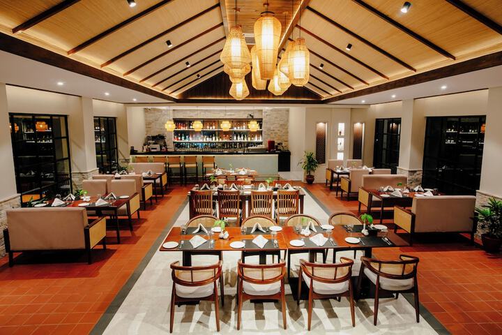 Dining 17 of 35