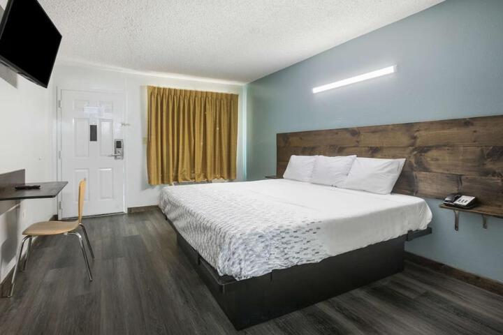 1 King Bed (7 of 14)