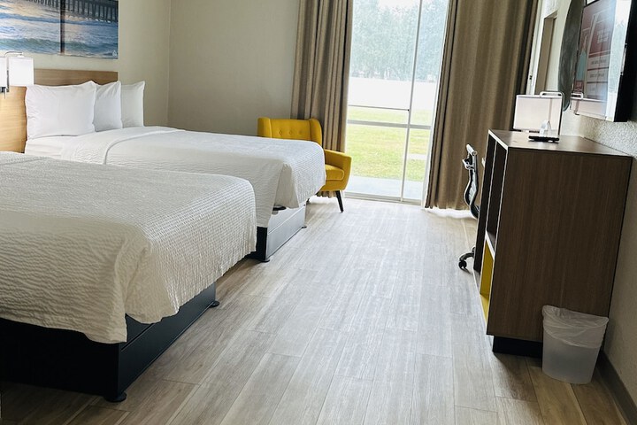 2 Queen Beds (5 of 16)