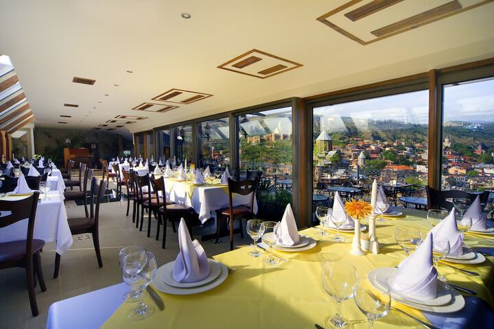Dining 70 of 90