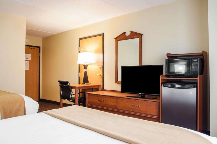2 Queen Beds (2 of 8)