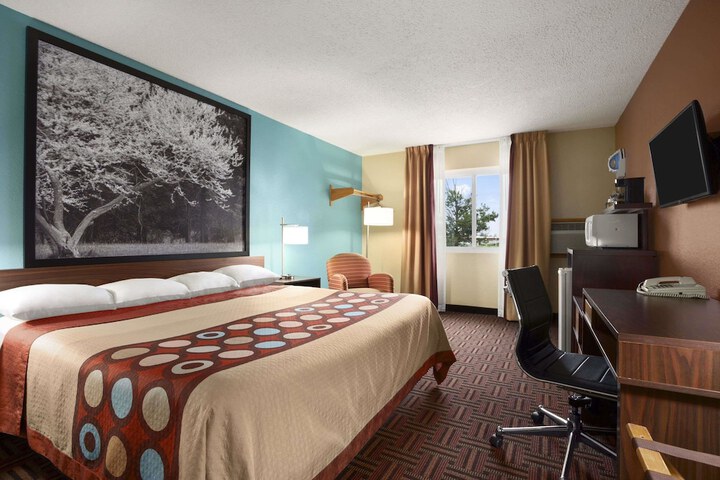 1 King Bed (4 of 12)