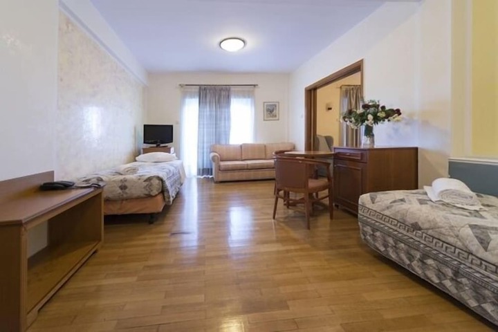 Room 17 of 34