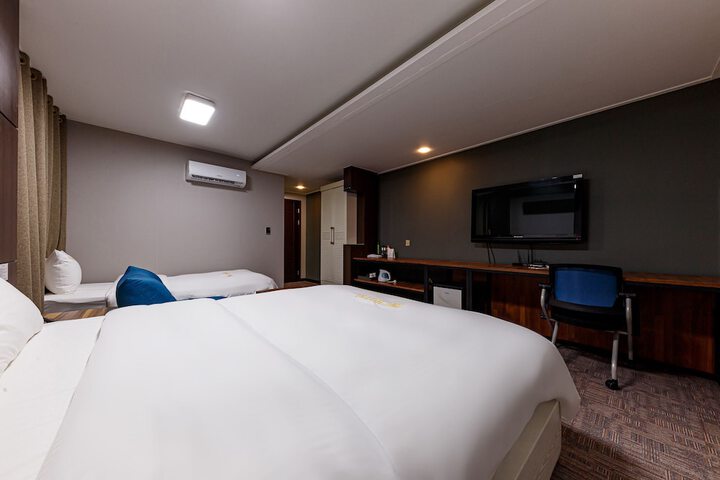 Room 10 of 37