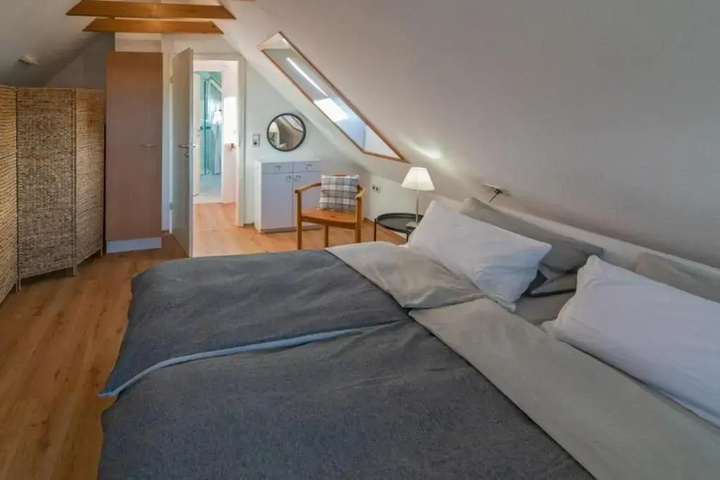 Room 5 of 12