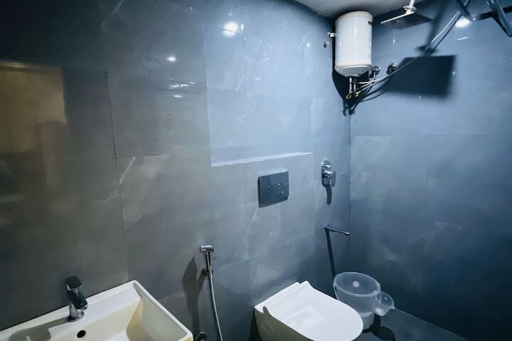 Room 5 of 9