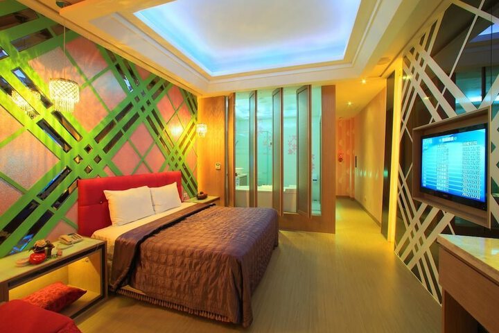 Room 10 of 32