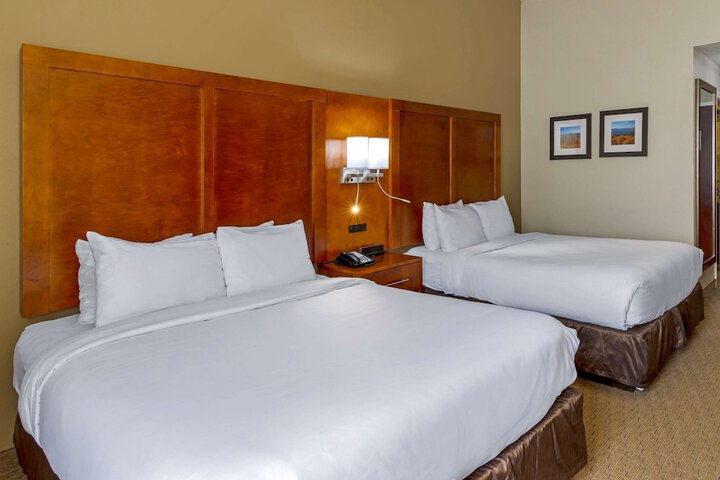 2 Queen Beds (9 of 11)