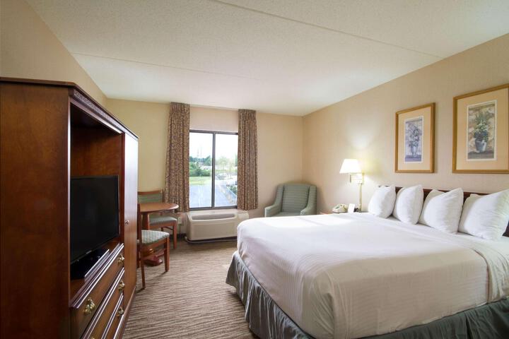 2 Queen Beds (1 of 11)