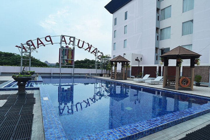 Hotel Pool