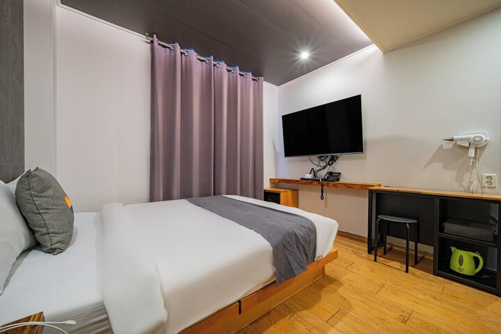 Room 102 of 139