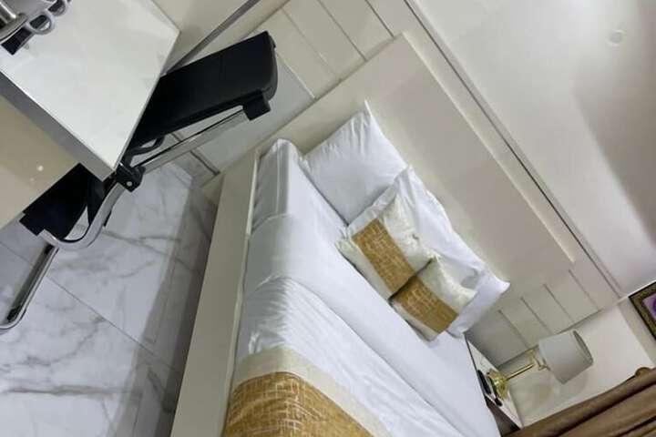 Room 12 of 18