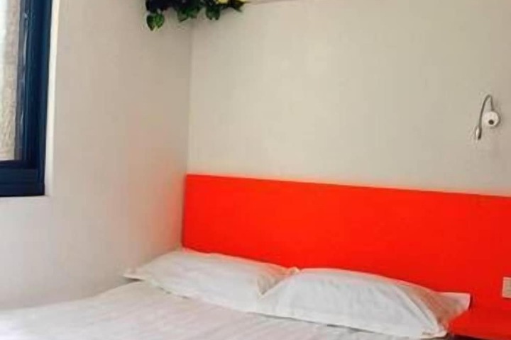 Room 10 of 16