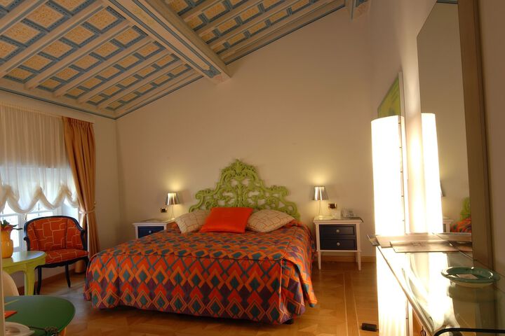 Room 8 of 115