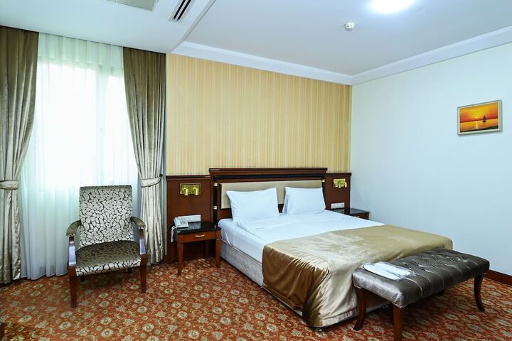 Room 5 of 11