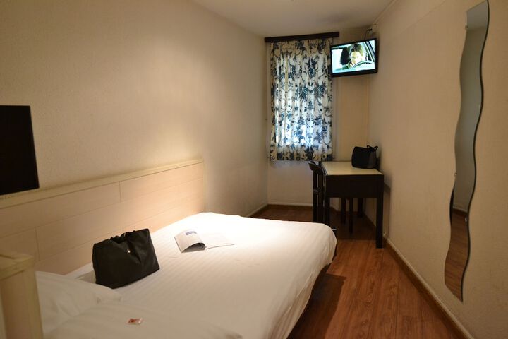 Room 7 of 32